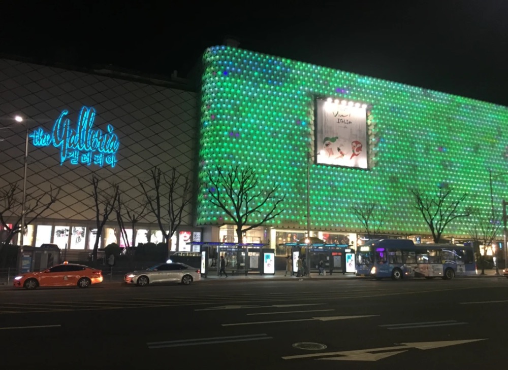夜にライトアップされた狎鴎亭のギャラリア百貨店名品館